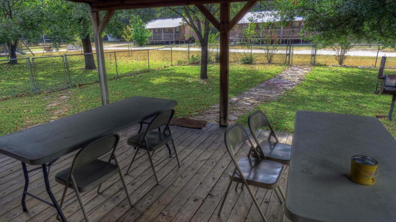 Riverstone Cabins Hotel Leakey ภายนอก รูปภาพ
